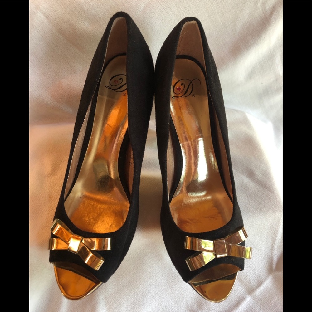NWOT Sexy “D”❤️ Black Pump Heels w/Gold Tone Bows